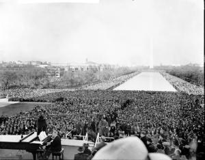 Marian Anderson singing to audience of 75,000 gathered at Mall 