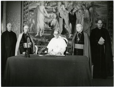 Left to right: Father Harold Small, S.J., American Assistant to the Jesuit General; Cardinal Cicognani, Secretary of State; Pope Paul VI; Archbishop O’Boyle, of Washington; Monsignor Marcincus, the Secretariate of State.