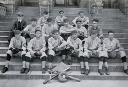 Black and white photograph of baseball team 1913