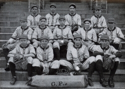 Black and white photograph of baseball team 1914-1915